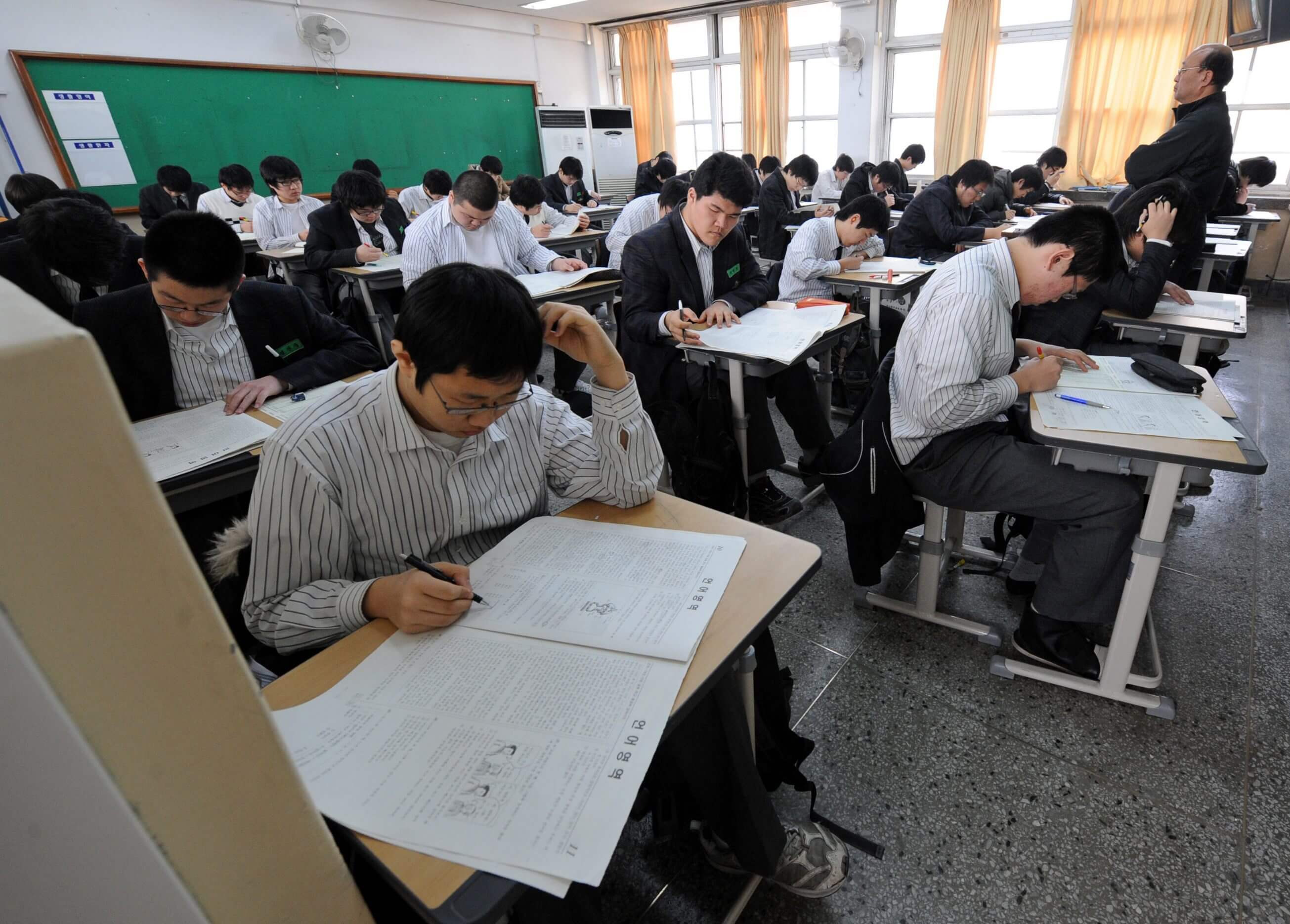 Học sinh trung học phổ thông co nên học tiếng Hàn giao tiếp?