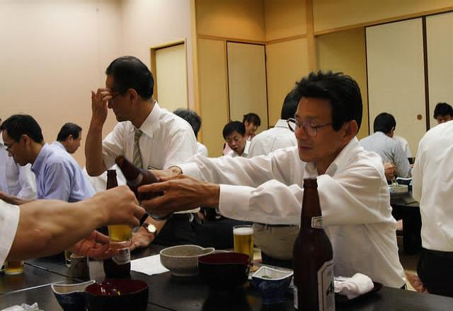 Học giao tiếp tiếng Hàn chuẩn qua cách uống rượu Soju.